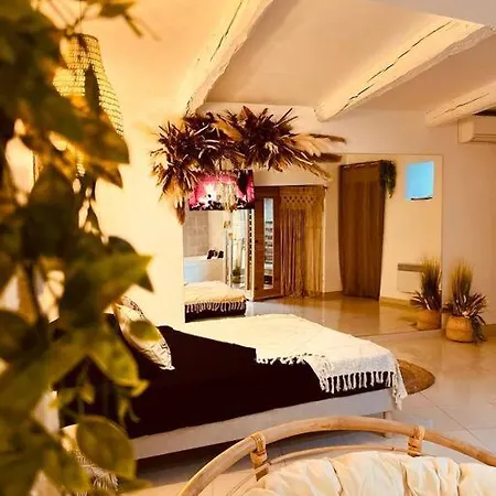 Magnifique Boheme / Sauna / Balneo Apartment